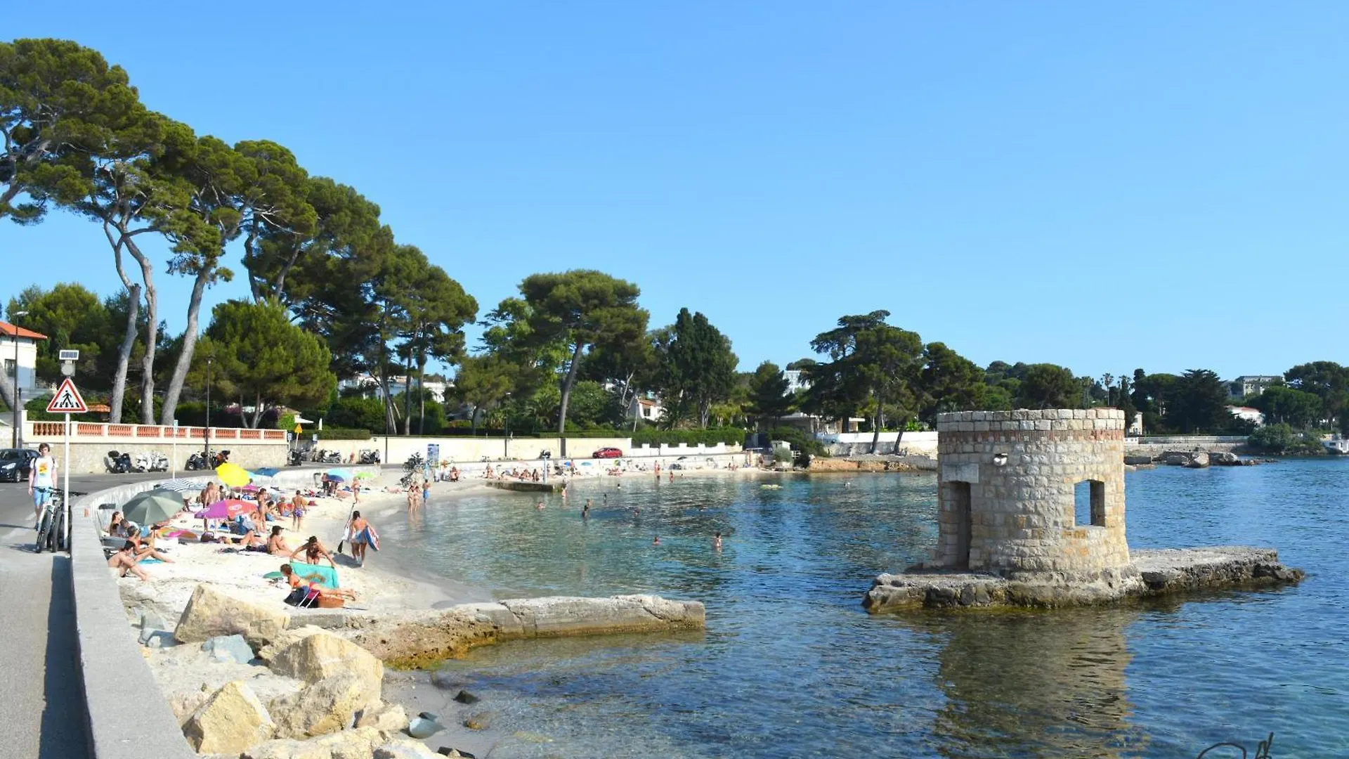 Guest house Chambres D'Hotes En Rez De Villa Avec Piscine Antibes