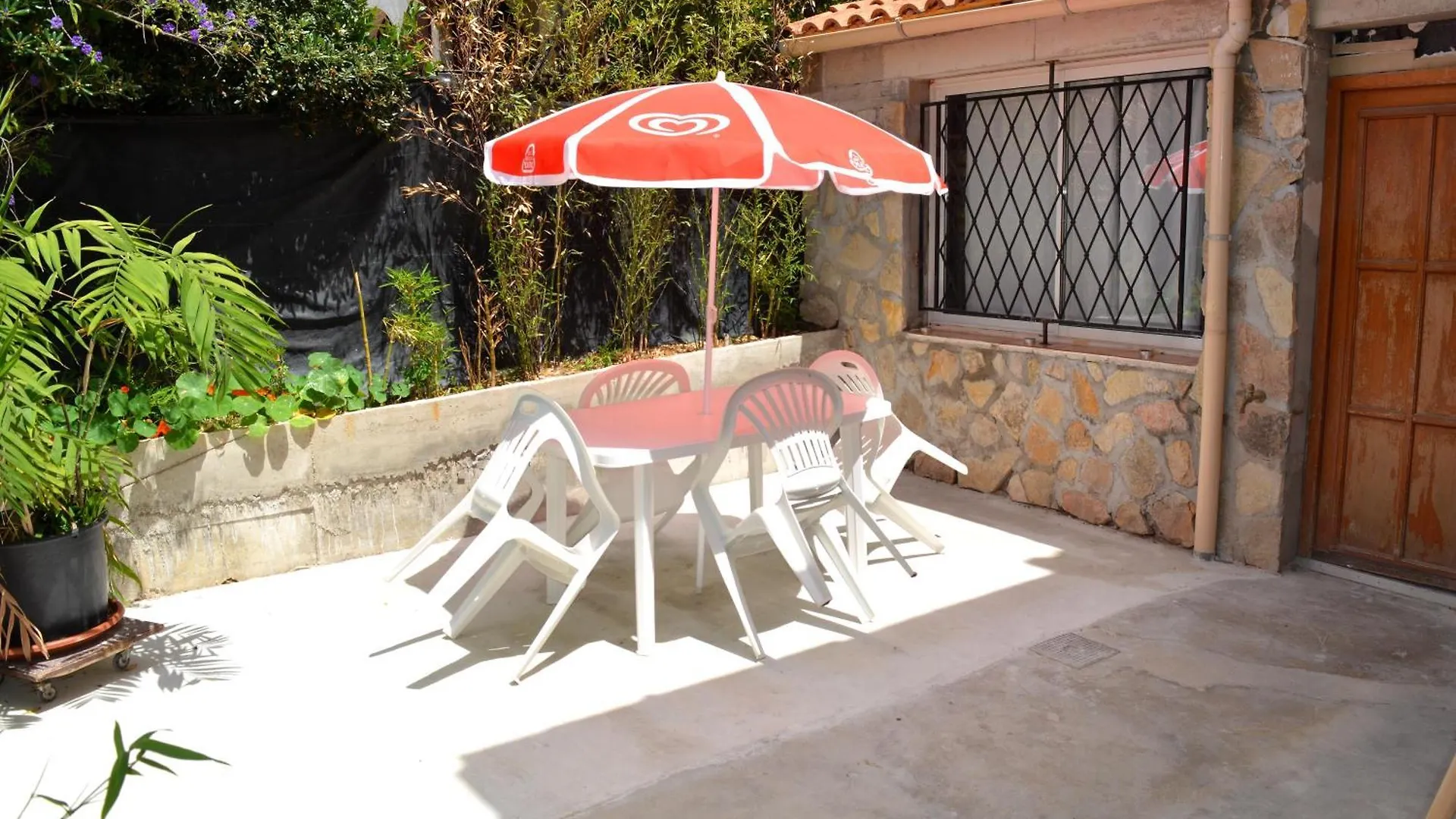 Guest house Chambres D'Hotes En Rez De Villa Avec Piscine Antibes